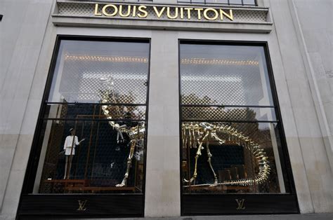 vitrines louis vuitton|Vitrines Louis Vuitton : les plus belles et leur rôle marketing.